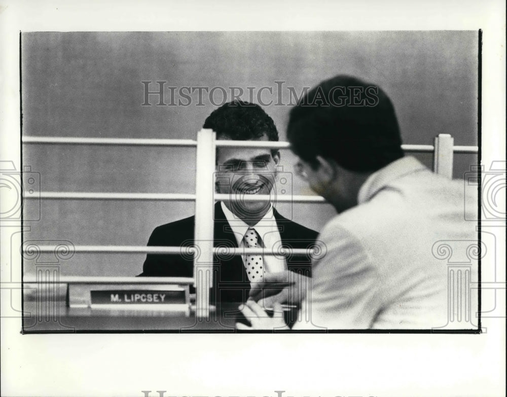 1988 Press Photo Society National Bank teller, Mike Lipcrey - Historic Images