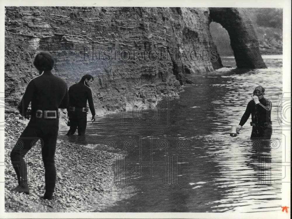 1980 Press Photo Frogmen searching for a weapon used in Noma Liver Slaying - Historic Images