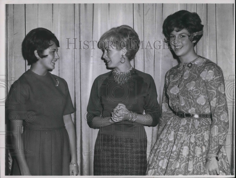 1967 Press Photo Jean Ulria, Janet Leigh and Melanie Radlich - Historic Images