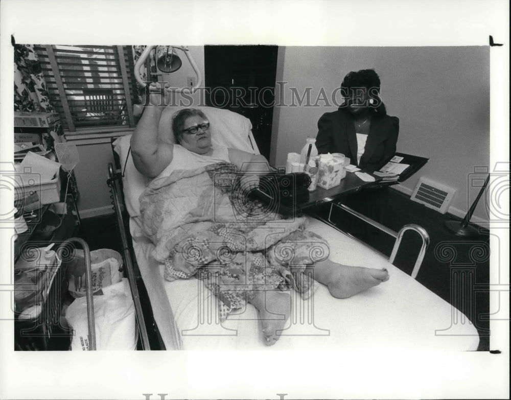 1987 Press Photo Theresa A. Lindsey with a social worker - Historic Images