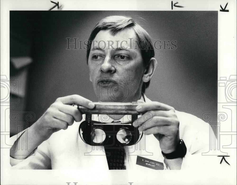 1985 Press Photo Dr. R. John Leigh of the CRWU Medical School - Historic Images