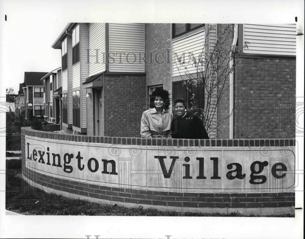 1987 Press Photo Councilwoman Fannie M. Lewis with Rosalind Edwards - Historic Images