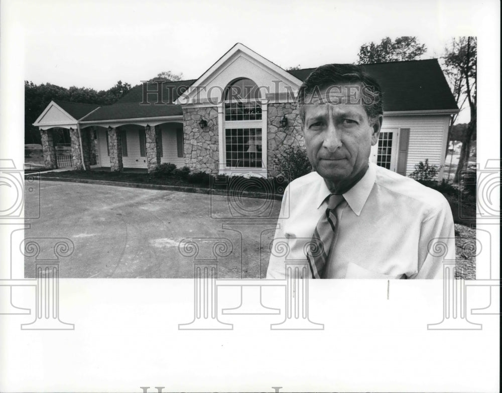 1989 Press Photo Earl Linden developer of the Grand Bay of Brecksville - Historic Images