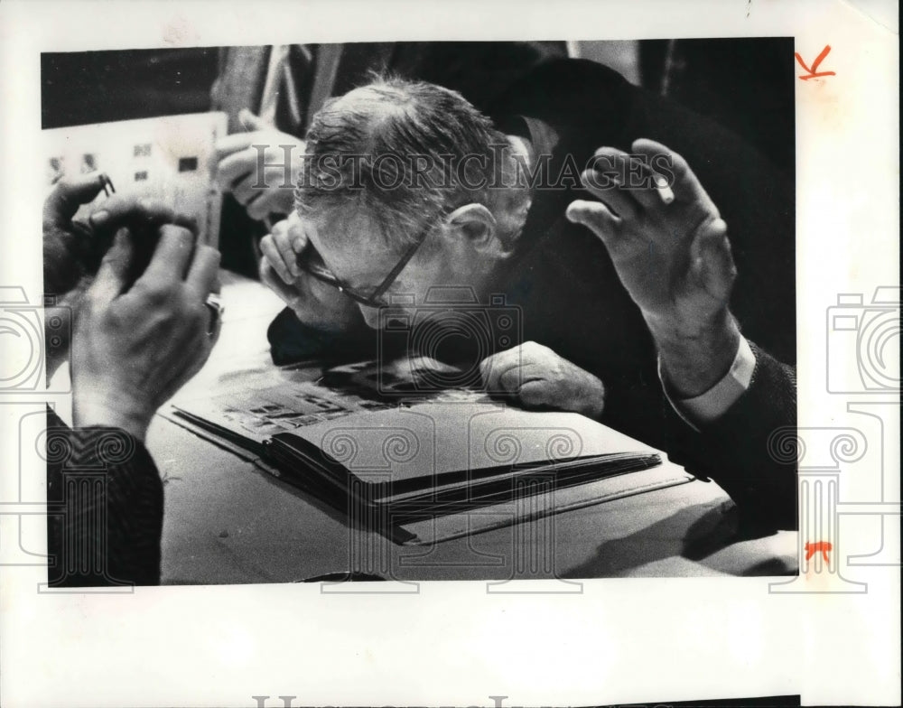 1981 Press Photo George Linchewsky, Cleveland looks over goodies at Parma Stamp - Historic Images