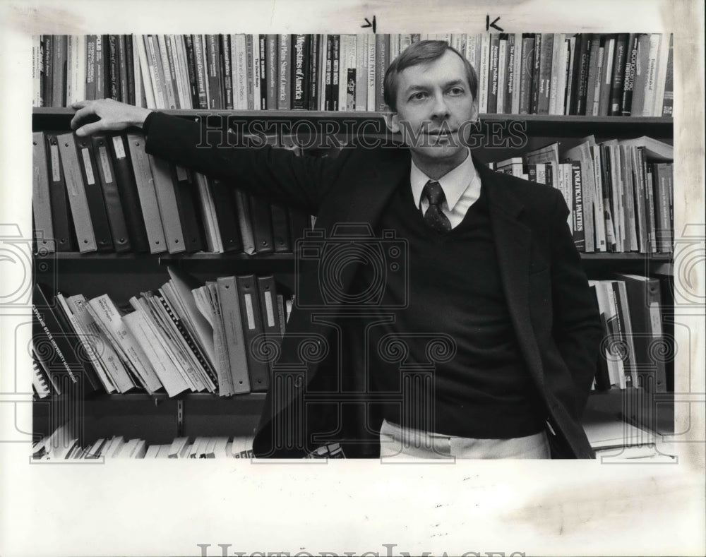 1985 Press Photo Dr. Joel A. Lieske talks about his Cleveland study - Historic Images