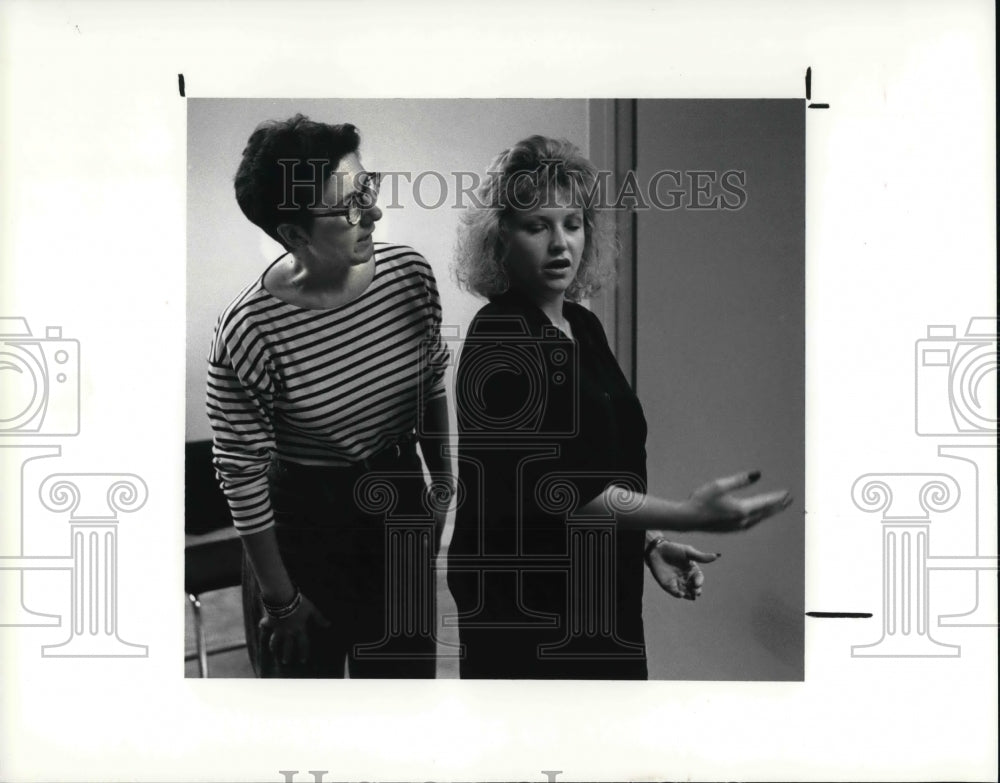 1990 Press Photo Director Julia Reichart with Lisa Lewis - Historic Images