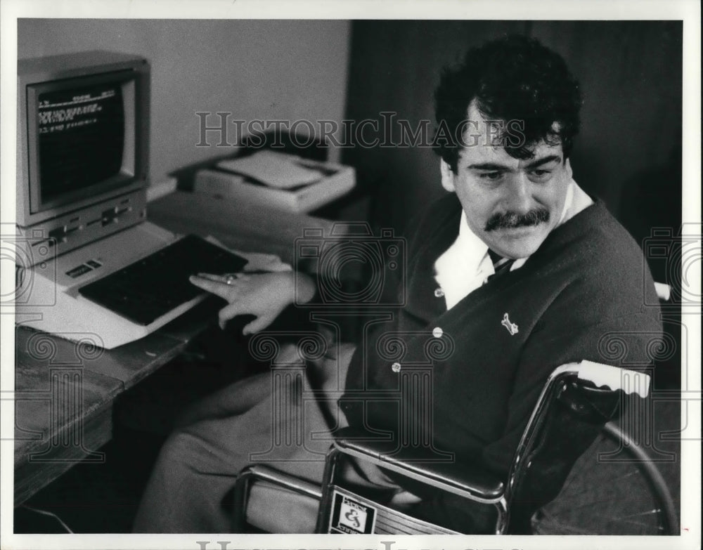 1986 Press Photo Joe LeMasters with a degree in accounting - Historic Images
