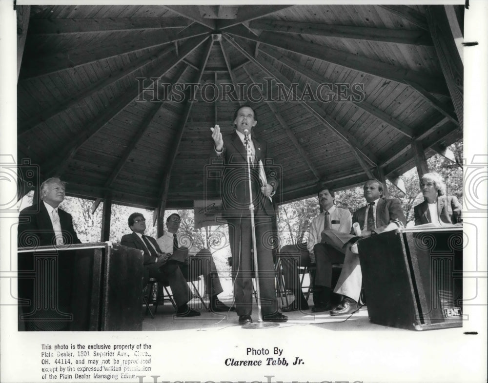 1988 Press Photo Lt. Gov. Paul Leonard talks about Ohio Goals for Lake Erie - Historic Images