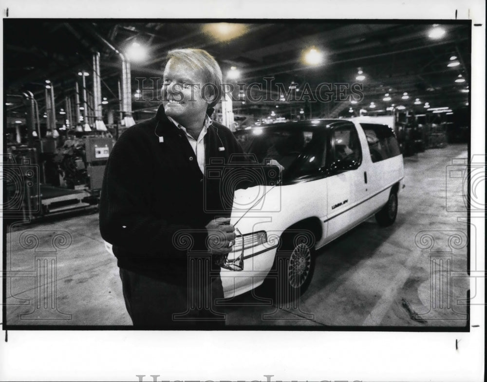 1989 Press Photo Bob Lentz Gen. Manager of GM Pharma Plants - Historic Images