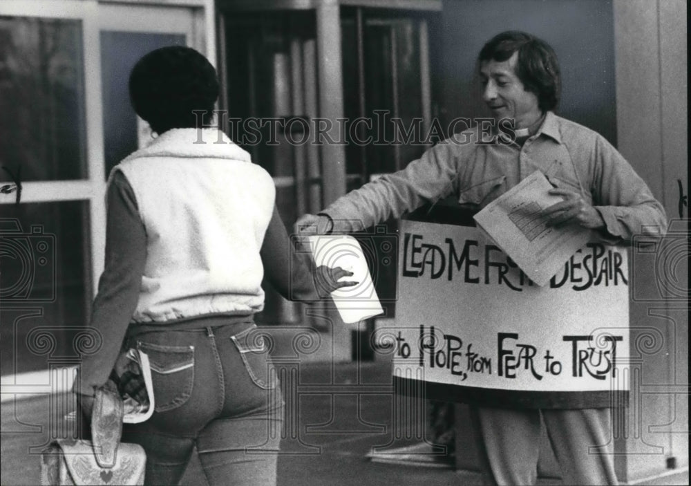 1982 Press Photo Thomas J Leonhardt gives anti nuclear leaflets at Federal Bldg. - Historic Images