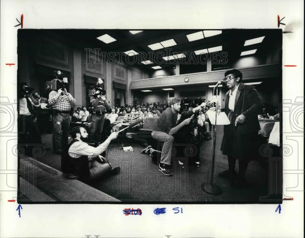 1983 Press Photo Councilwoman Fannie Lewis at the Cleveland Schools Admin. - Historic Images