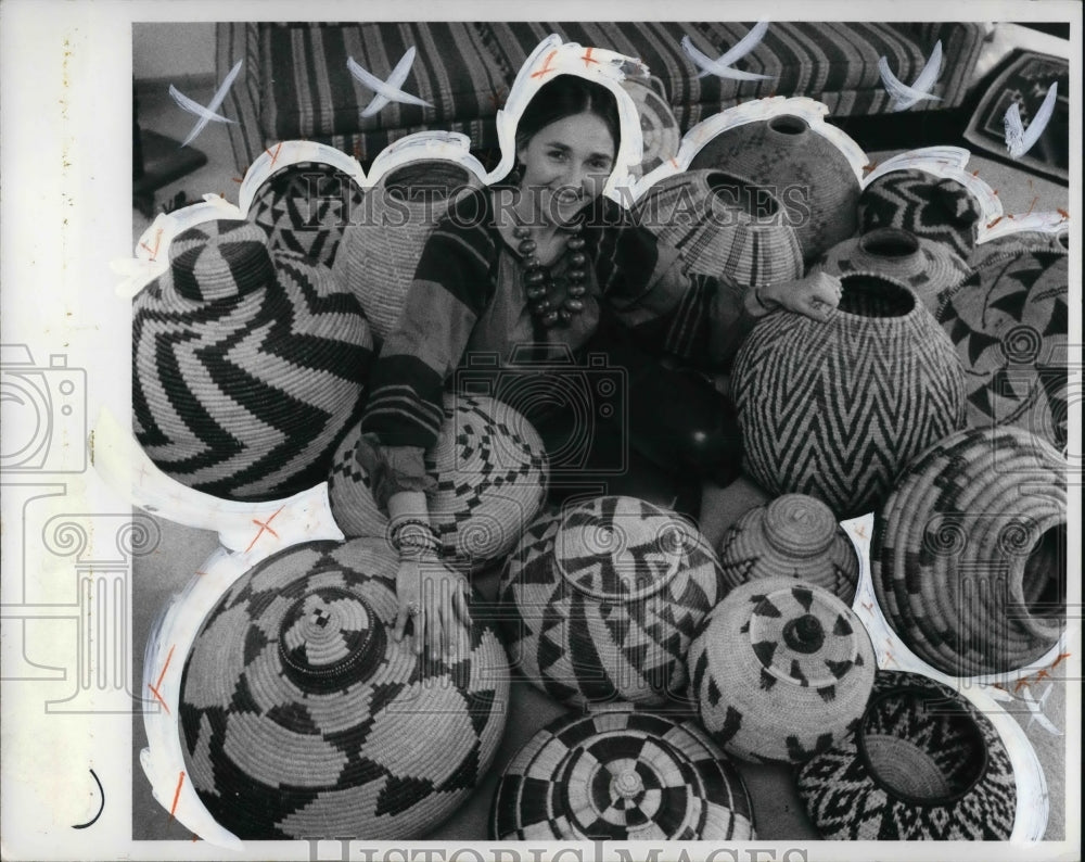 1978 Press Photo Rhoda Levinshn with the Southern African baskets - Historic Images