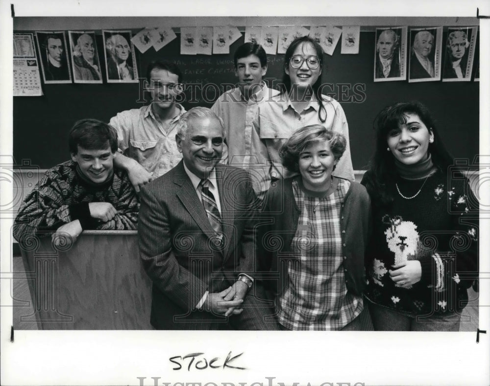 1989 Press Photo Econmics teacher, Milton Kronick with his students - Historic Images