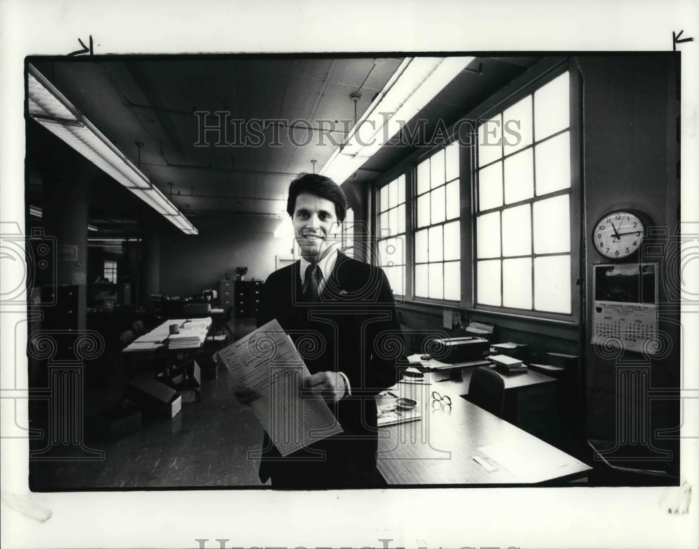 1985 Press Photo David Kramer at Board to election file for petition for Mayor - Historic Images