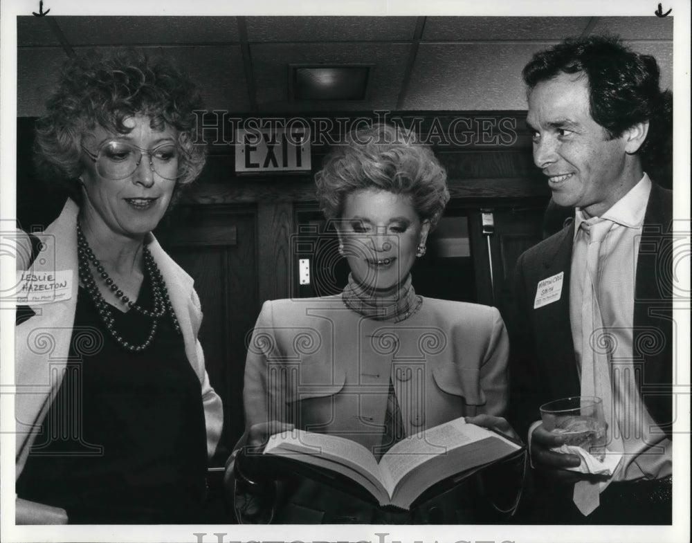 1986 Press Photo Leslie Hazelton, Judith Krantz and Martin Cruz Smith - Historic Images