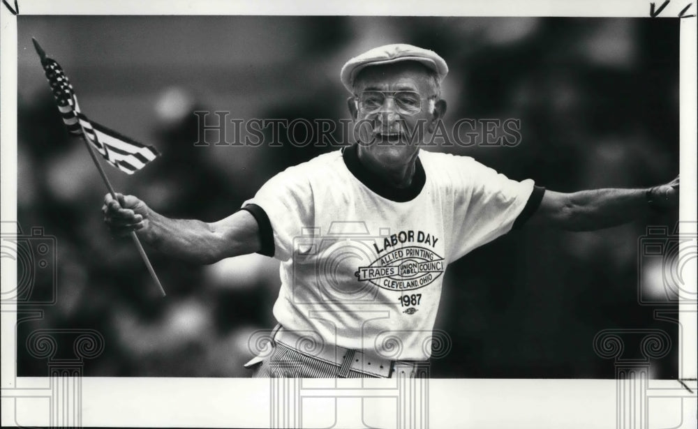 1987 Press Photo 75-year-old Louis Kreutzer is all smiles as he leads - Historic Images