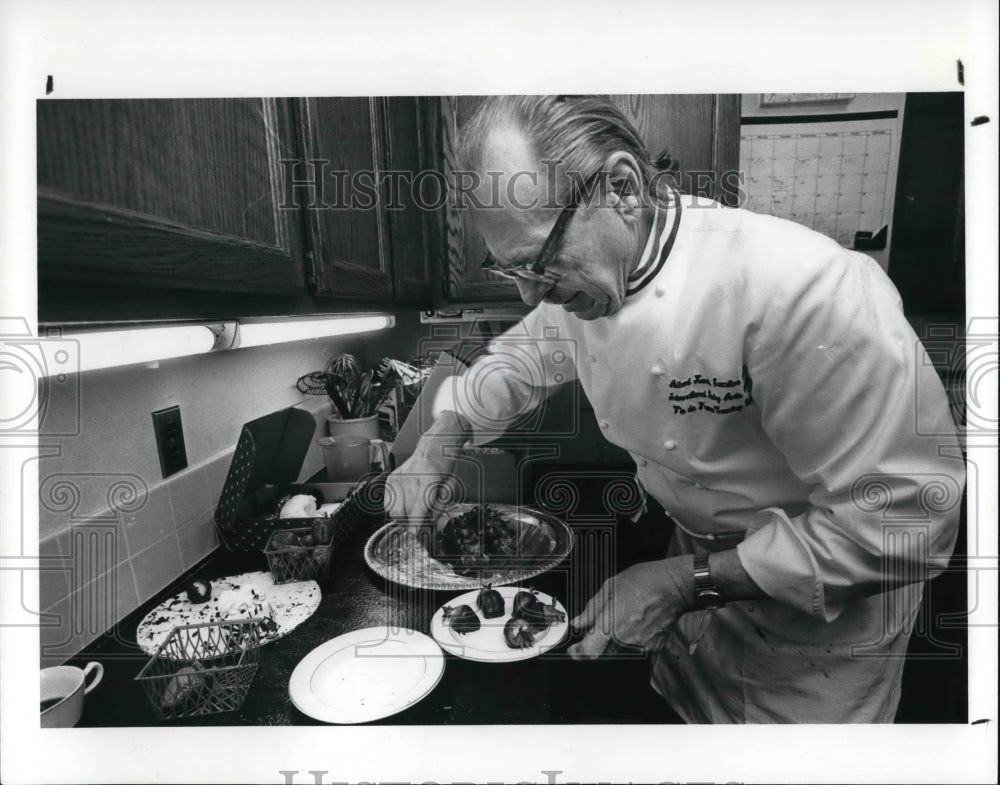1989 Press Photo Chef Albert works on had dipped strawberries - Historic Images