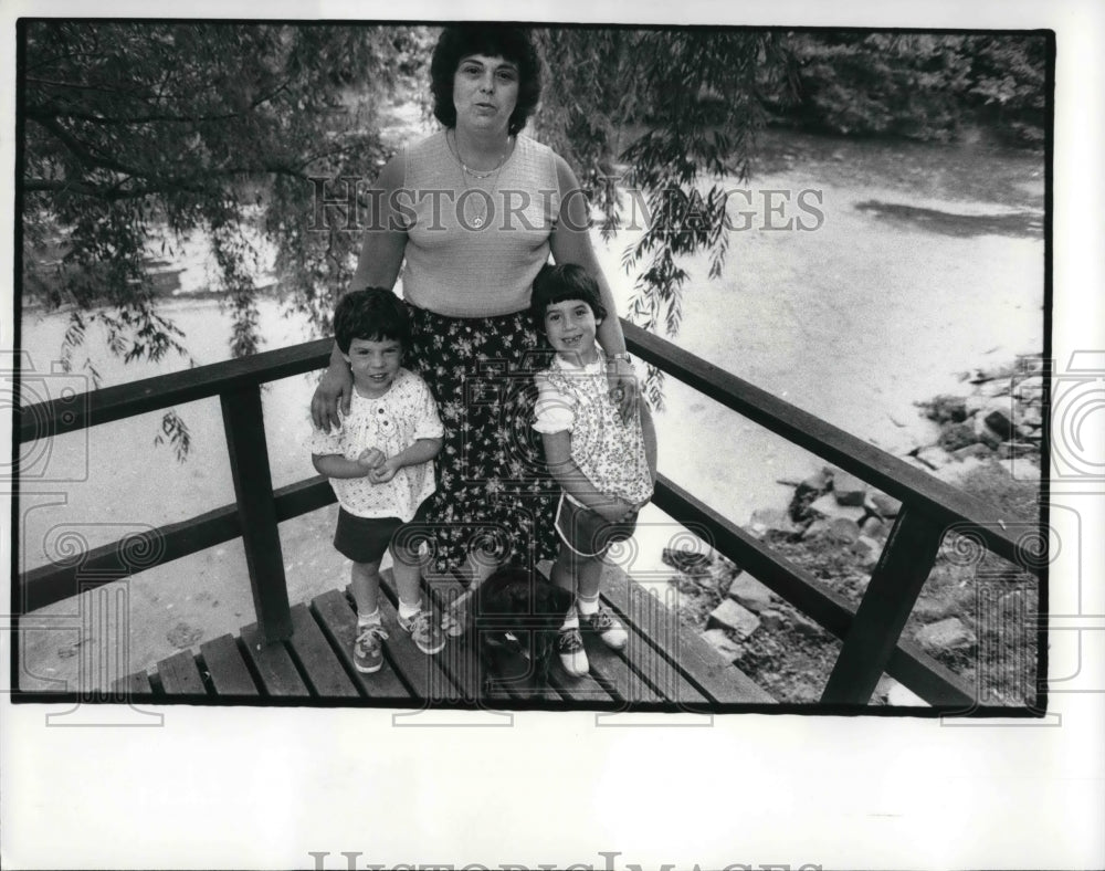 1982 Press Photo Donna Kunc and daughters Jennifer and Laurie pose - Historic Images