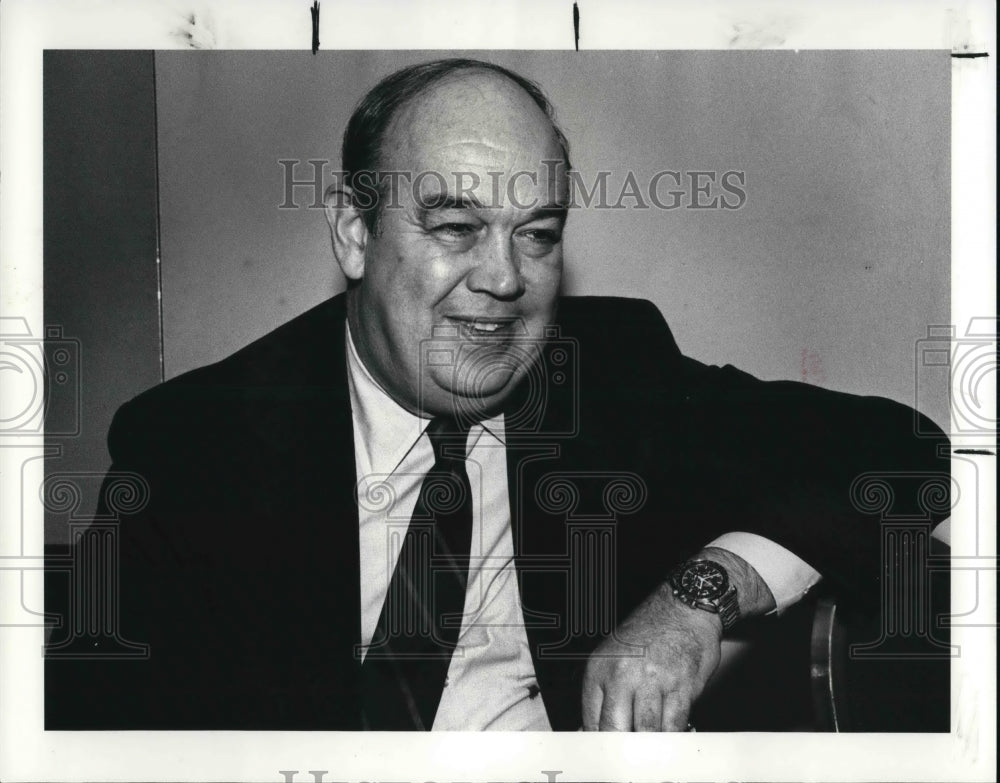 1987 Press Photo Charles Kuralt at Stourfers Tower City Hotel - Historic Images