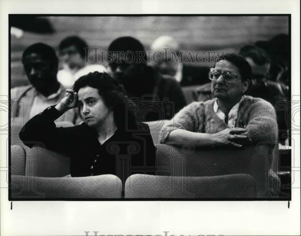 1984 Press Photo Ruth Burlison and Frida Kreitner waiting to testify - Historic Images