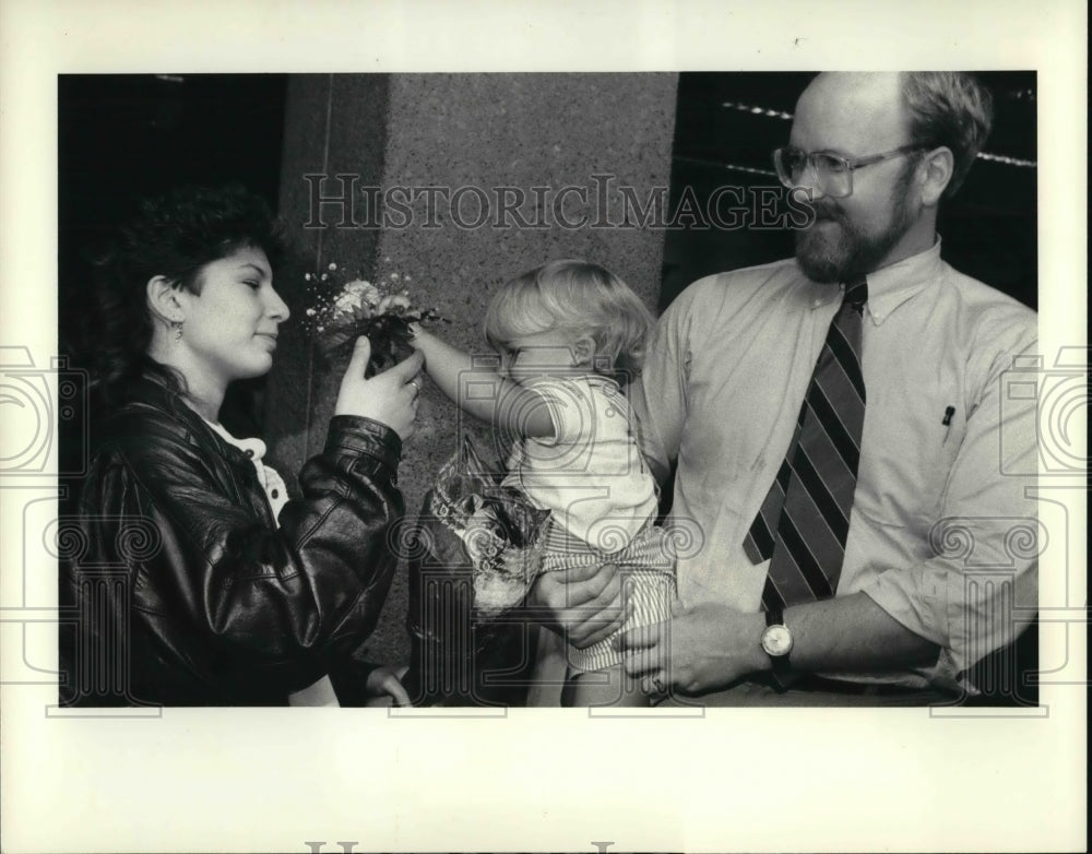 1986 Press Photo Au Pair girls arrive at the Airport to meet their new family - Historic Images