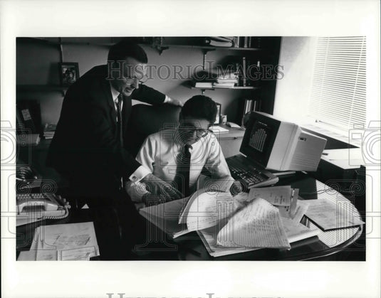 1990 Press Photo Baker Hosteler director Charles Thomas with Tom Shunk - Historic Images
