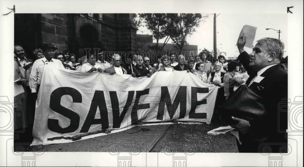 1986 Press Photo Co Chairman of a group, Larry K. Kruszewski outside the church - Historic Images