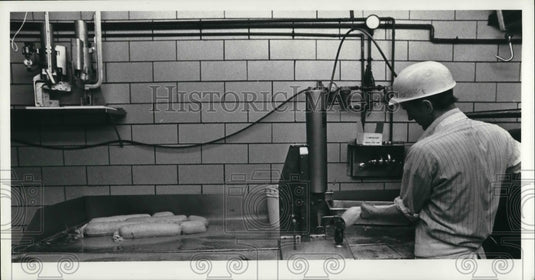 1980 Press Photo John Krusinski stuffing the braunschweiger - Historic Images