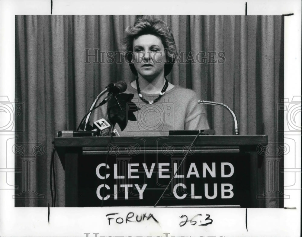 1989 Press Photo Kathy Kubicina at the Cleveland City Club Forum - Historic Images