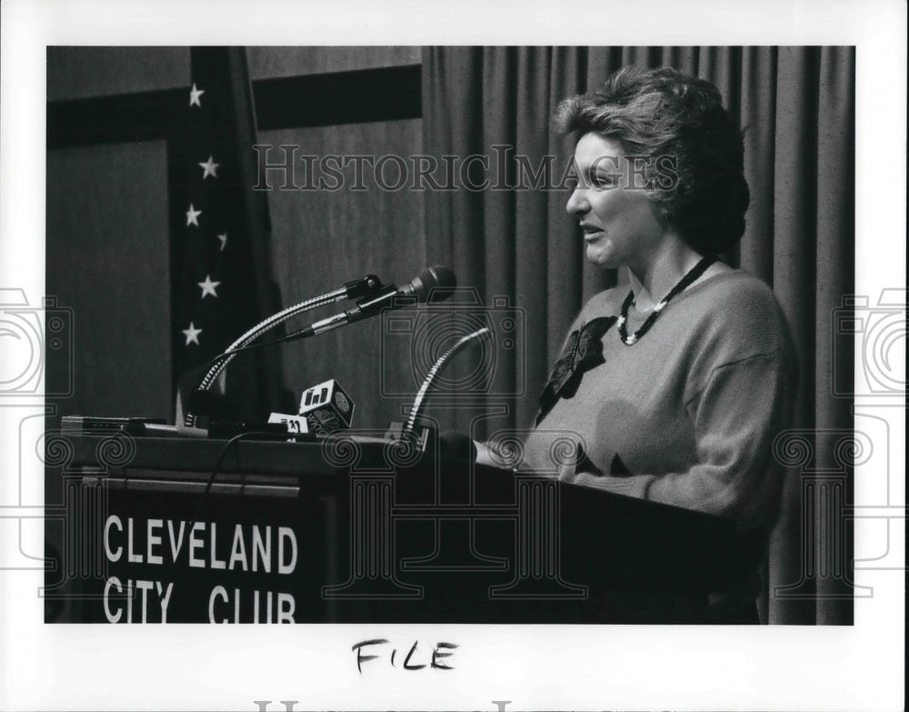 1989 Press Photo Kathy Kubicina at the Cleveland City Club Forum - Historic Images