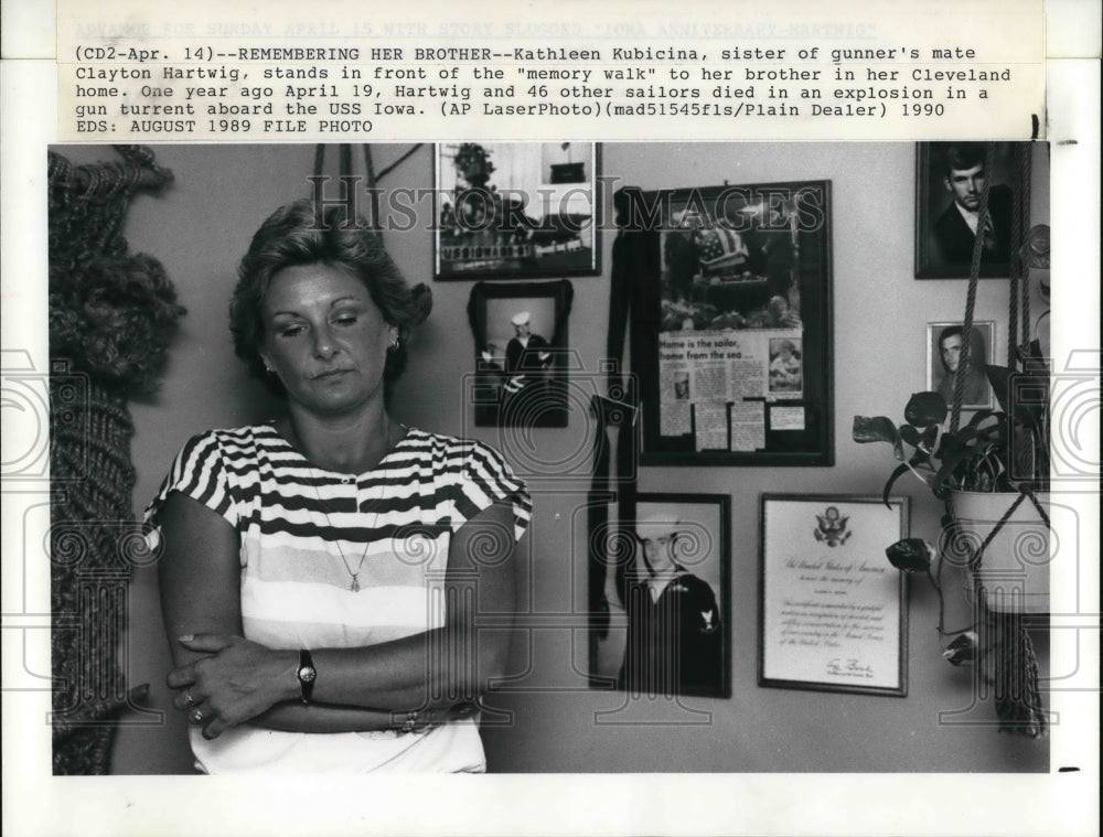 1989 Press Photo Kathleen Kubicina stands next to the memory walk - Historic Images