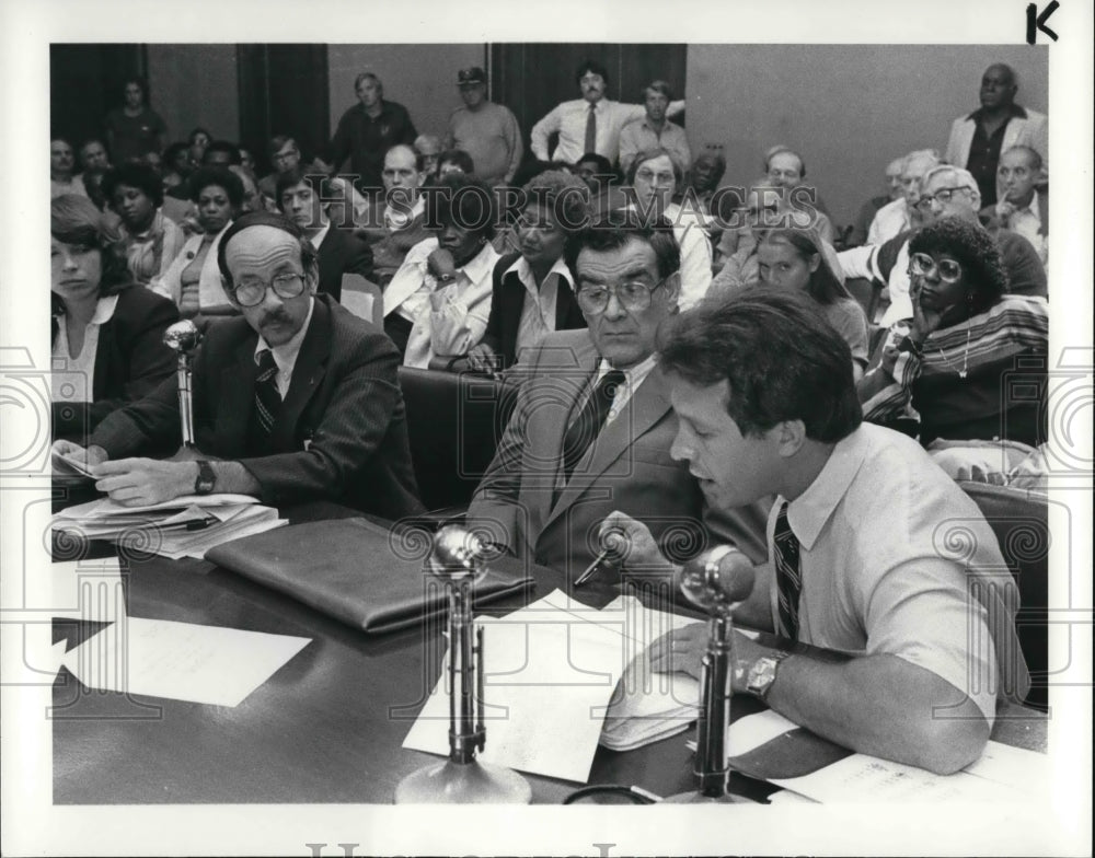 1982 Press Photo Councilman Gary Kucinich, questions Utilities Director Richard - Historic Images