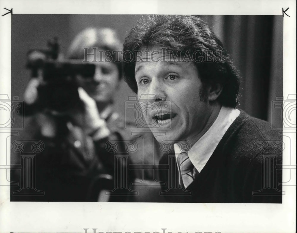 1983 Press Photo Gary Kucinich news conference - Historic Images