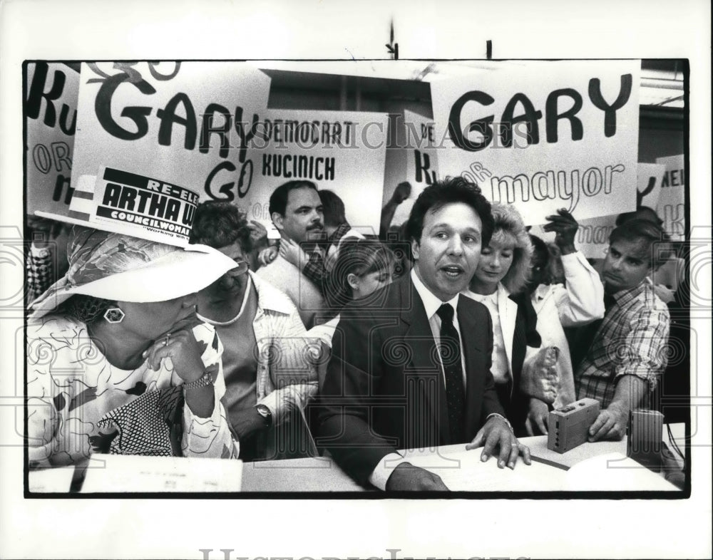 1985 Press Photo Gary Kucinich files his petition to run for mayor - Historic Images