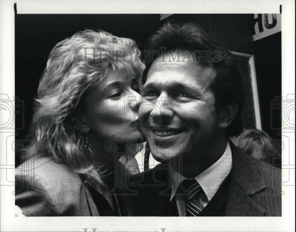 1985 Press Photo Denise Kucinich kisses her husband, Gary , as he wins - Historic Images