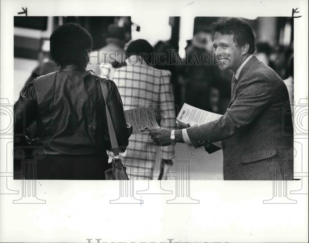 1985 Press Photo Mayoral candidate Gary Kucinich passes out flyer on square - Historic Images