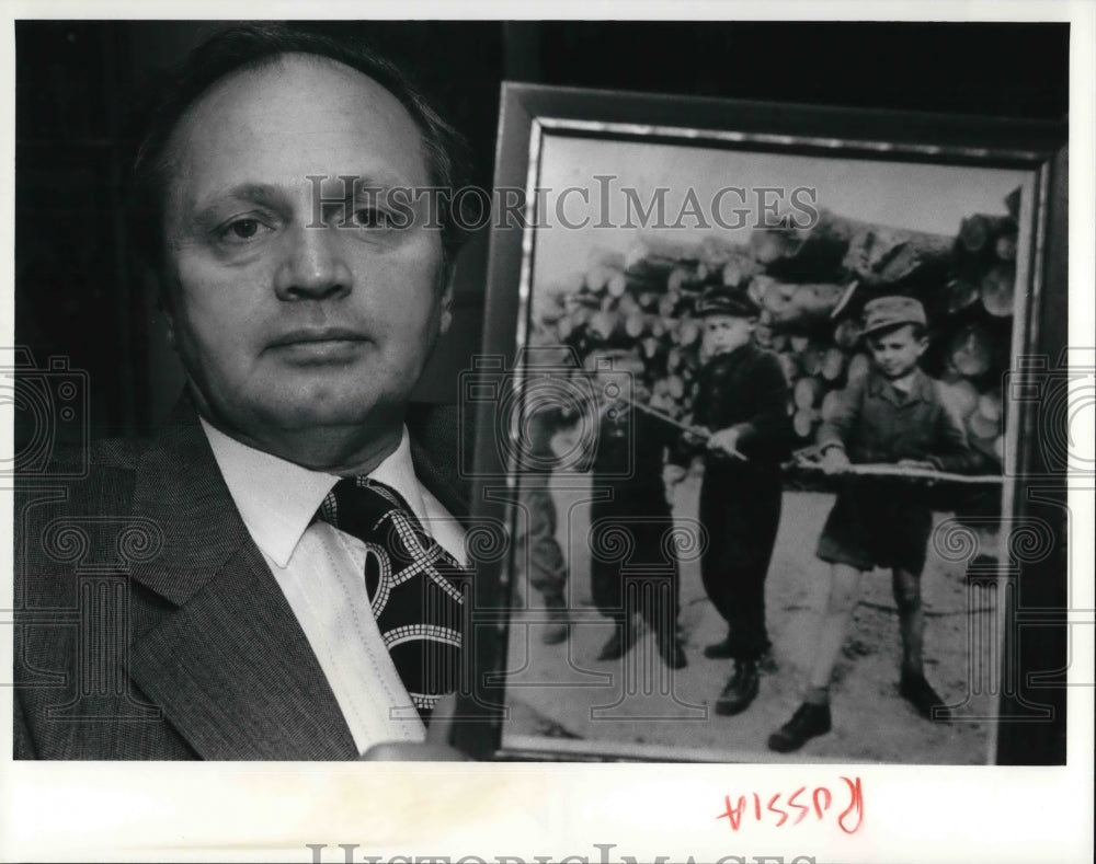 1991 Press Photo George Kulchystsky holds a photo taken of him as a boy - Historic Images