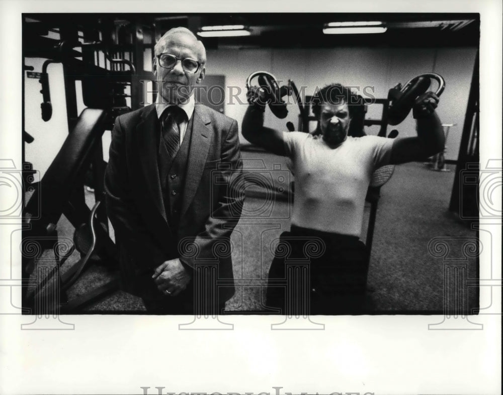 1982 Press Photo Police Chief Harold A. Laubenthal &amp; David J. Hancock in Gym - Historic Images