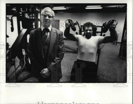 1982 Press Photo Police Chief Harold A. Laubenthal & David J. Hancock in Gym - Historic Images
