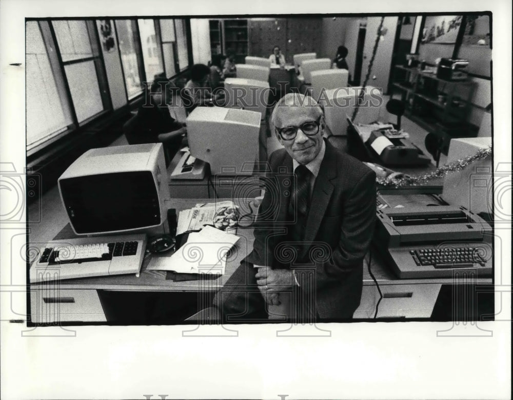 1982 Press Photo Deputy Police Chief Harold A. Laubenthal in New Computer Center - Historic Images