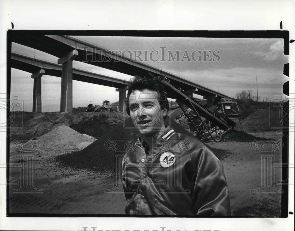 1987 Press Photo Tom Kurtz, Supplier Kurtz Bros. with Stadium Dirt - Historic Images