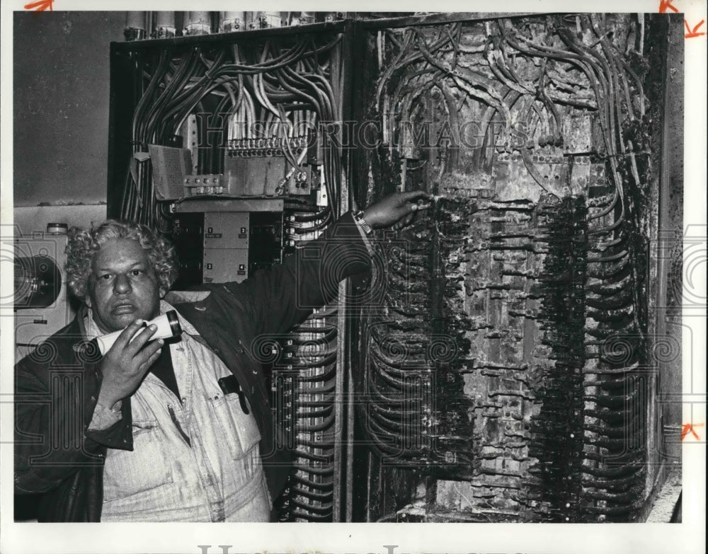 1981 Press Photo Samuel Montfort with Burned Electrical Panel at CMHA Building - Historic Images