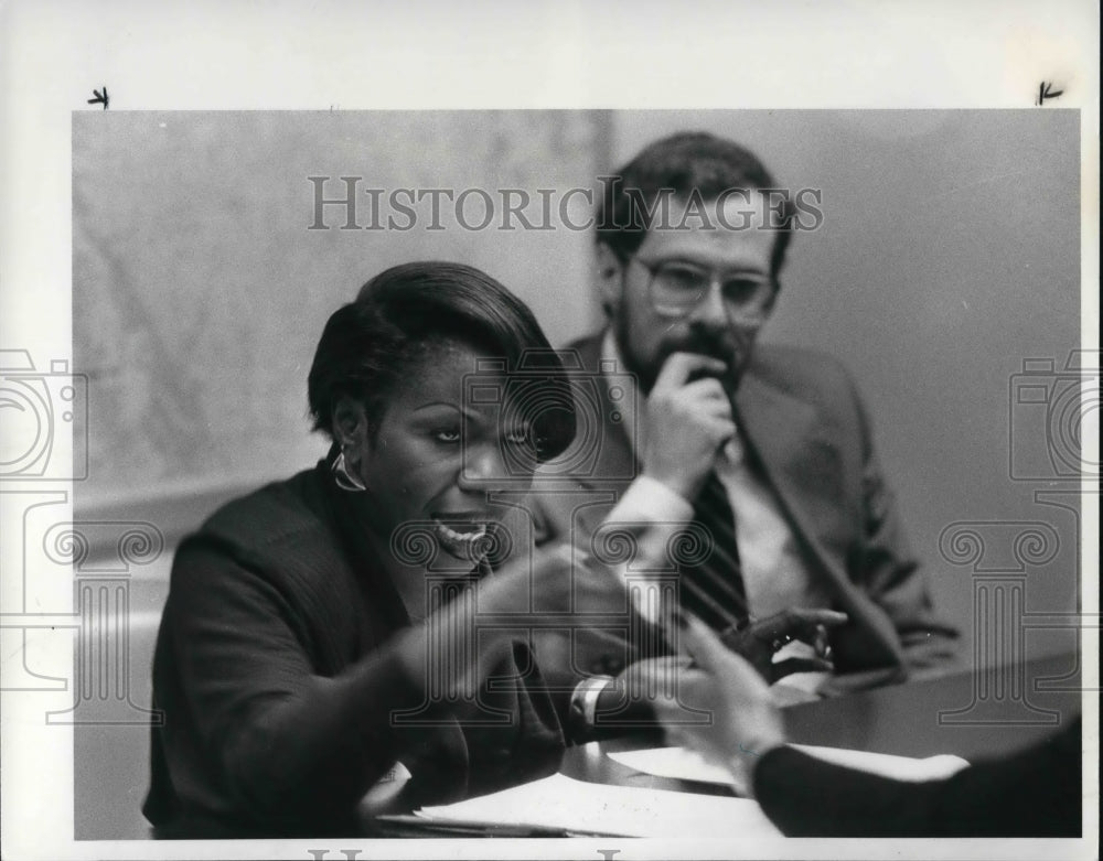 1985 Press Photo Bertha Gilkey and Donald Plaskett at CMHA Special Meeting - Historic Images