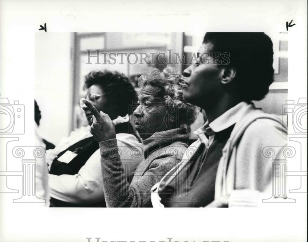 1985 Press Photo Louise Hardy at CMHA Headquarters - Historic Images