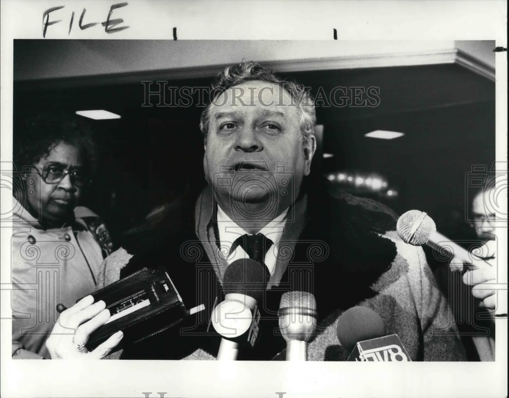 1988 Press Photo Eugene Kolach President Teachers Union Speaks at Holiday Inn - Historic Images