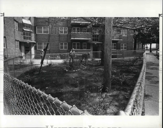 1986 Press Photo Cuyahoga Metropolitan Housing Authority Landscape by Residents - Historic Images
