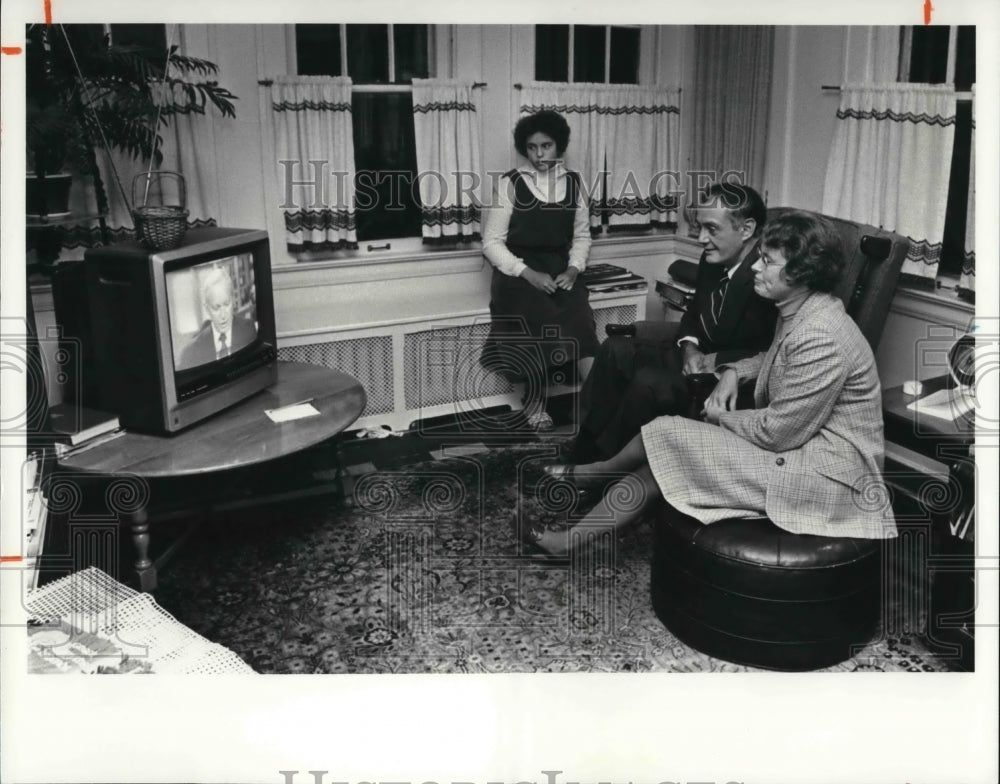 1980 Press Photo Joseph Nahra, Wife and Daughter Carol Watch Early Returns on TV - Historic Images