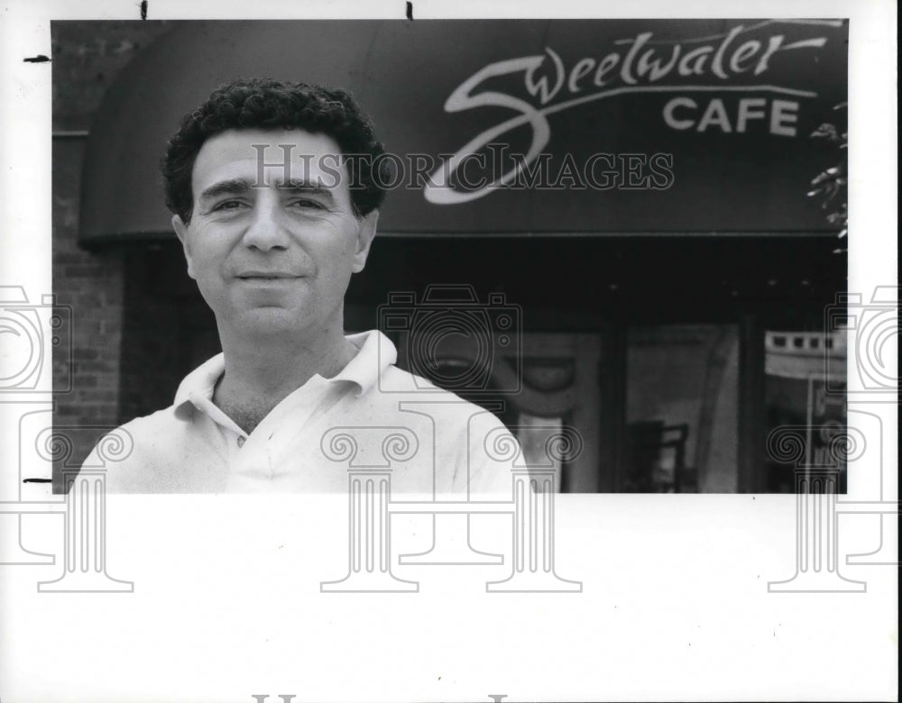 1988 Press Photo Gary Lucarelli, Owner of Sweetwater Cafe Closes Doors - Historic Images