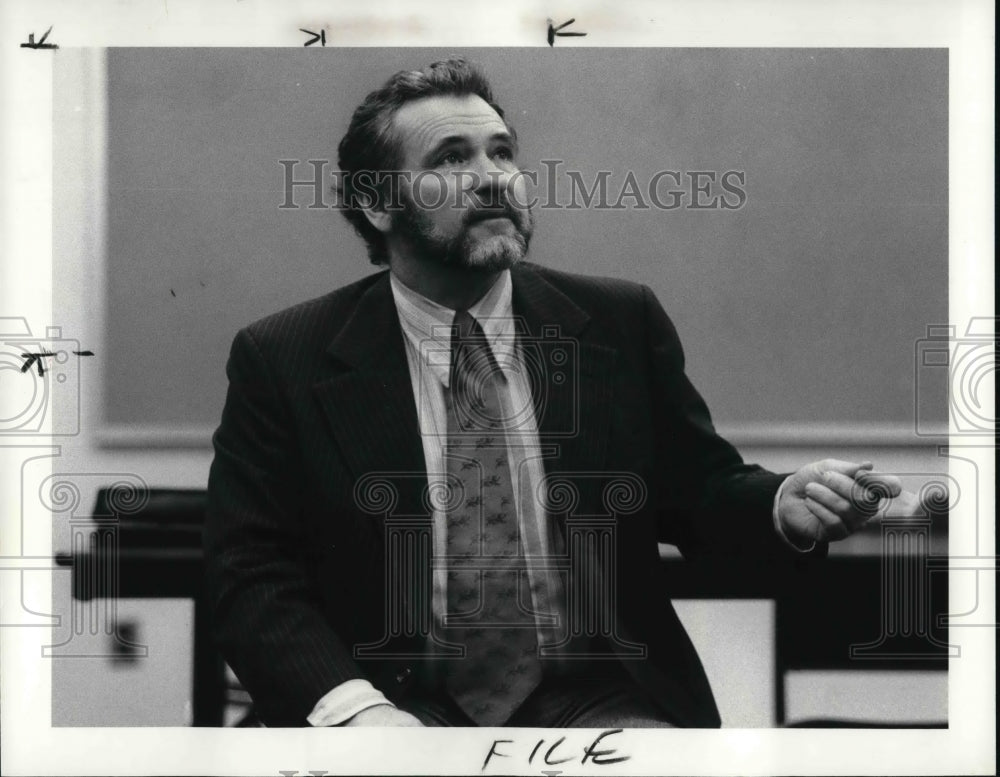 1984 Press Photo Don Luce at Cleveland Heights Library Southeast Asia Society - Historic Images