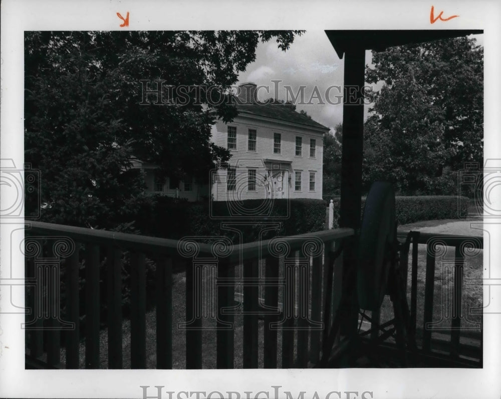 1977 Press Photo Jack and Delores Luckay Home, Century House - Historic Images